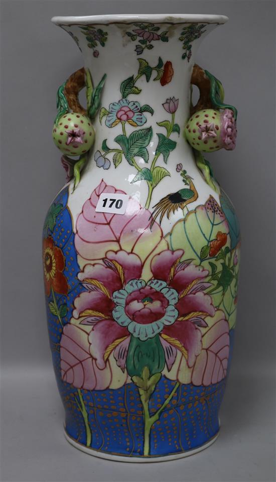A Chinese tobacco leaf vase